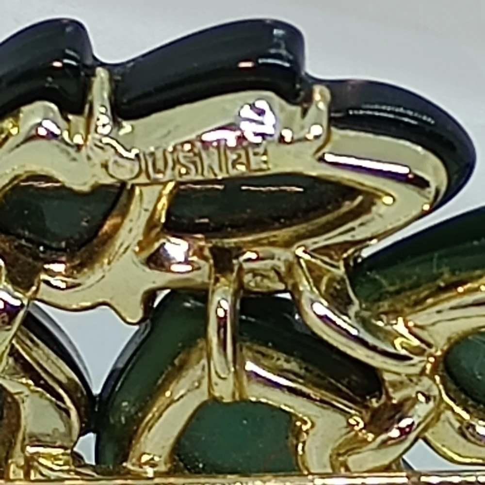 * vintage Lisner green thermoset leaves gold tone pin brooch